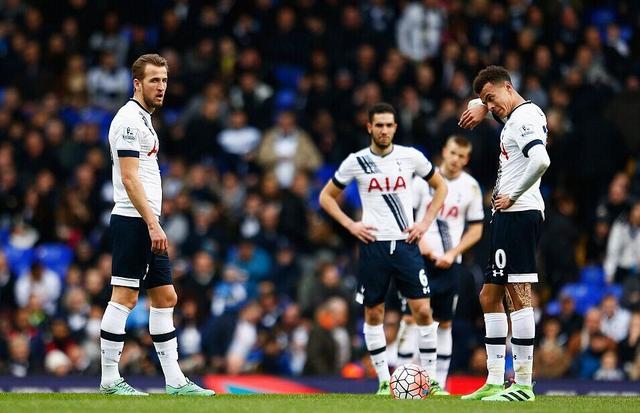 欧冠联赛战术分析：曼联攻防策略（欧冠战术解读：曼联的攻防布局）