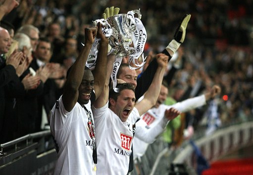 意甲保级大战：帕尔马客场击败比萨，恩佐拉红牌离场（意甲保级关键战：帕尔马客场力克比萨，恩佐拉染红被逐）