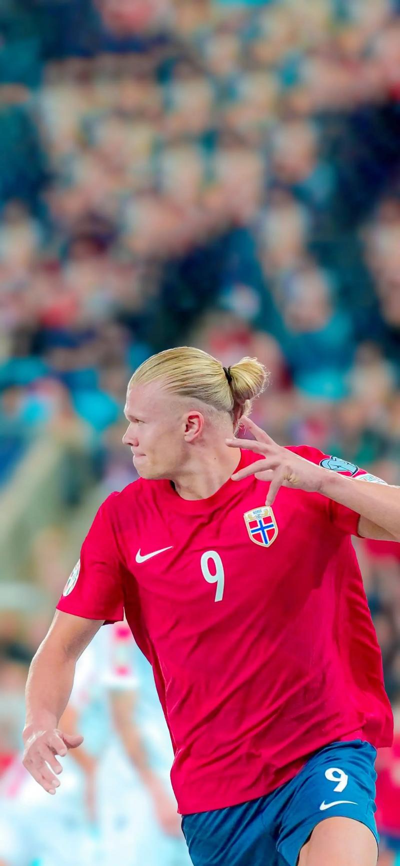 记者：谢维军在昨天的比赛中肋骨又裂了（记者透露：谢维军昨日比赛中肋骨再度骨裂）