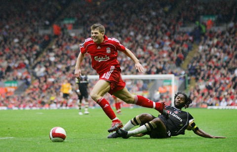 英超战报：罗杰斯双响，库尼亚破门难救主，维拉2-1曼联（英超焦点战：罗杰斯梅开二度，库尼亚破门难救主，阿斯顿维拉2-1力克曼联）