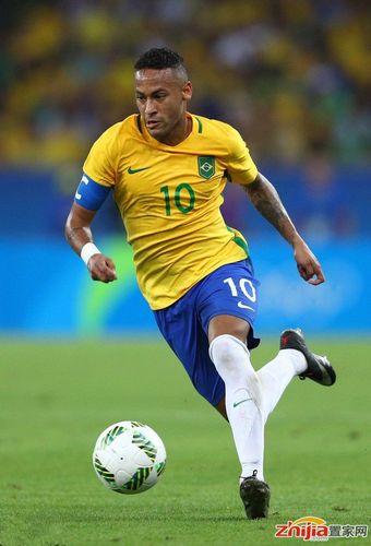 队友为他让球点，暖心瞬间（队友把点球机会让给他，暖心一幕）