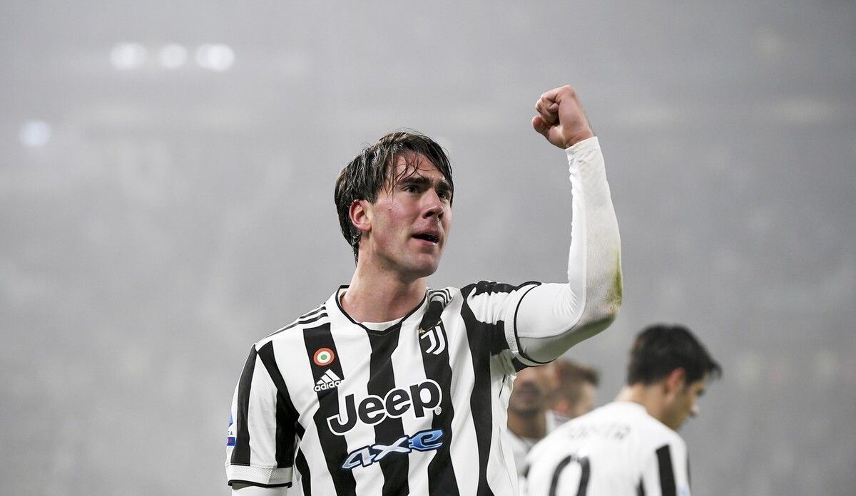 惊险一幕，马竞女足球员梅迪纳头部被膝盖撞到后失去意识