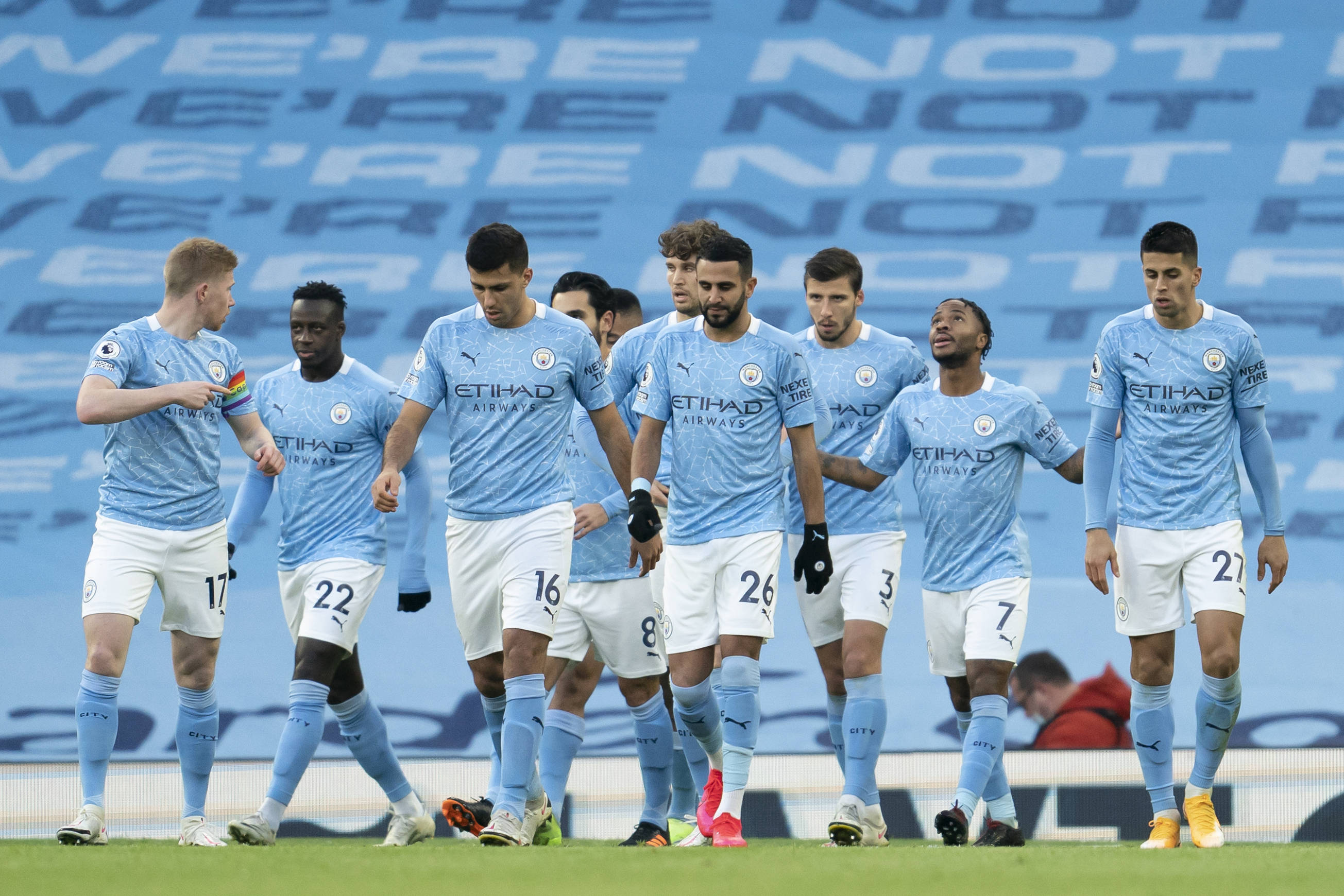 莱奥：我正在学习踢中锋，球队在场内场外都在帮助我（莱奥：正适应中锋角色，全队在场上场下给予支持）