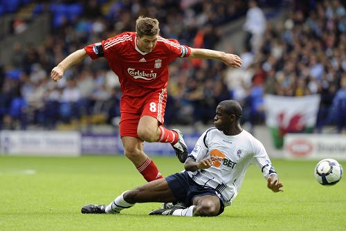 欧冠淘汰赛门票暴涨引发球迷抗议（欧冠淘汰赛票价飙升引发球迷集体抗议）