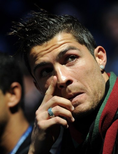 另类数据！埃迪半场交出3分13篮板2盖帽（半场另类表现：埃迪仅3分却抢下13篮板送出2封盖）