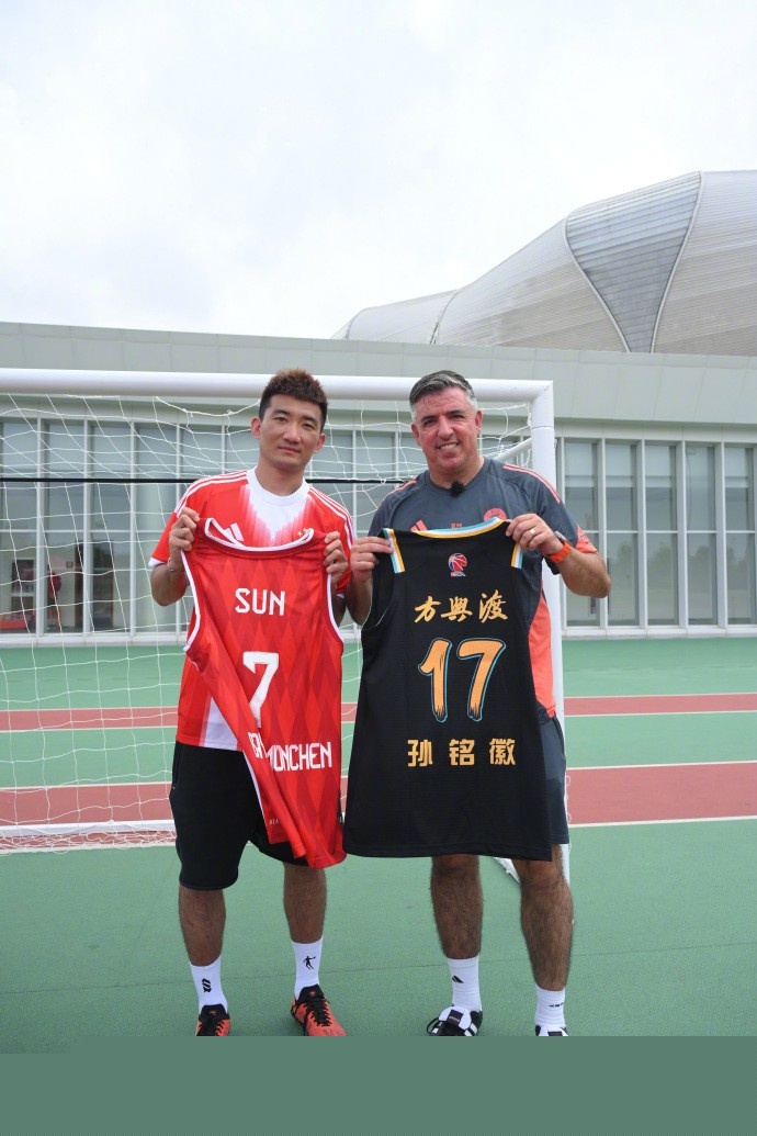 理疗师：DV9的伤和丁丁、卢卡库类似，可能需要3到5个月恢复