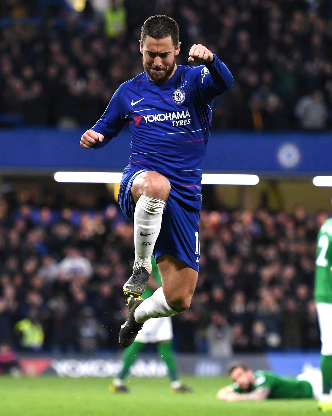 每体：费尔明出席家乡的巴萨及个人球迷协会成立活动，为球迷签名（每体：费尔明回到家乡见证巴萨与个人球迷会成立，亲为球迷签名）