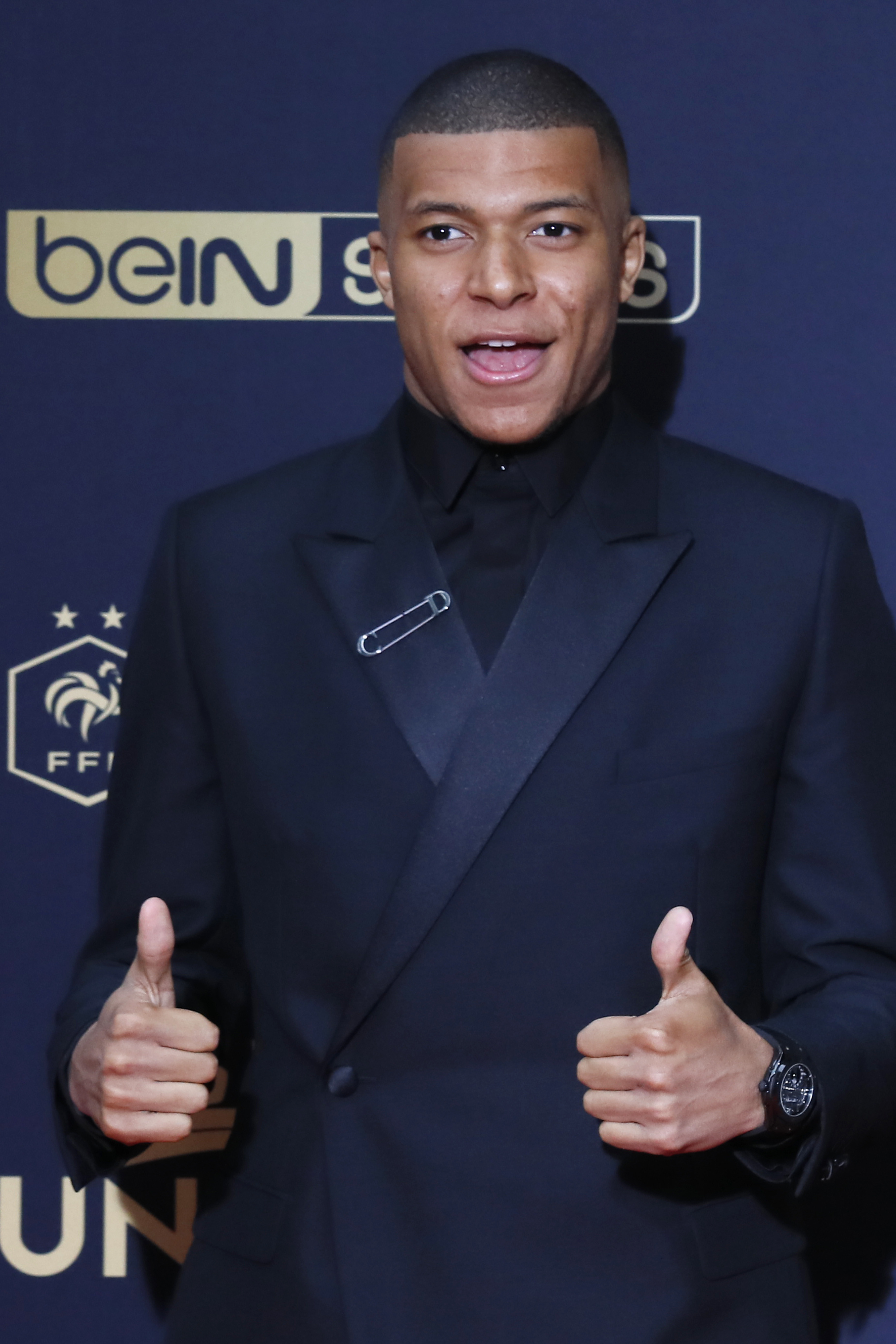 德转列本赛季30岁以上选手进球排行榜：凯恩领跑，...（德转公布本季30+球员进球榜：凯恩暂居榜首，...）