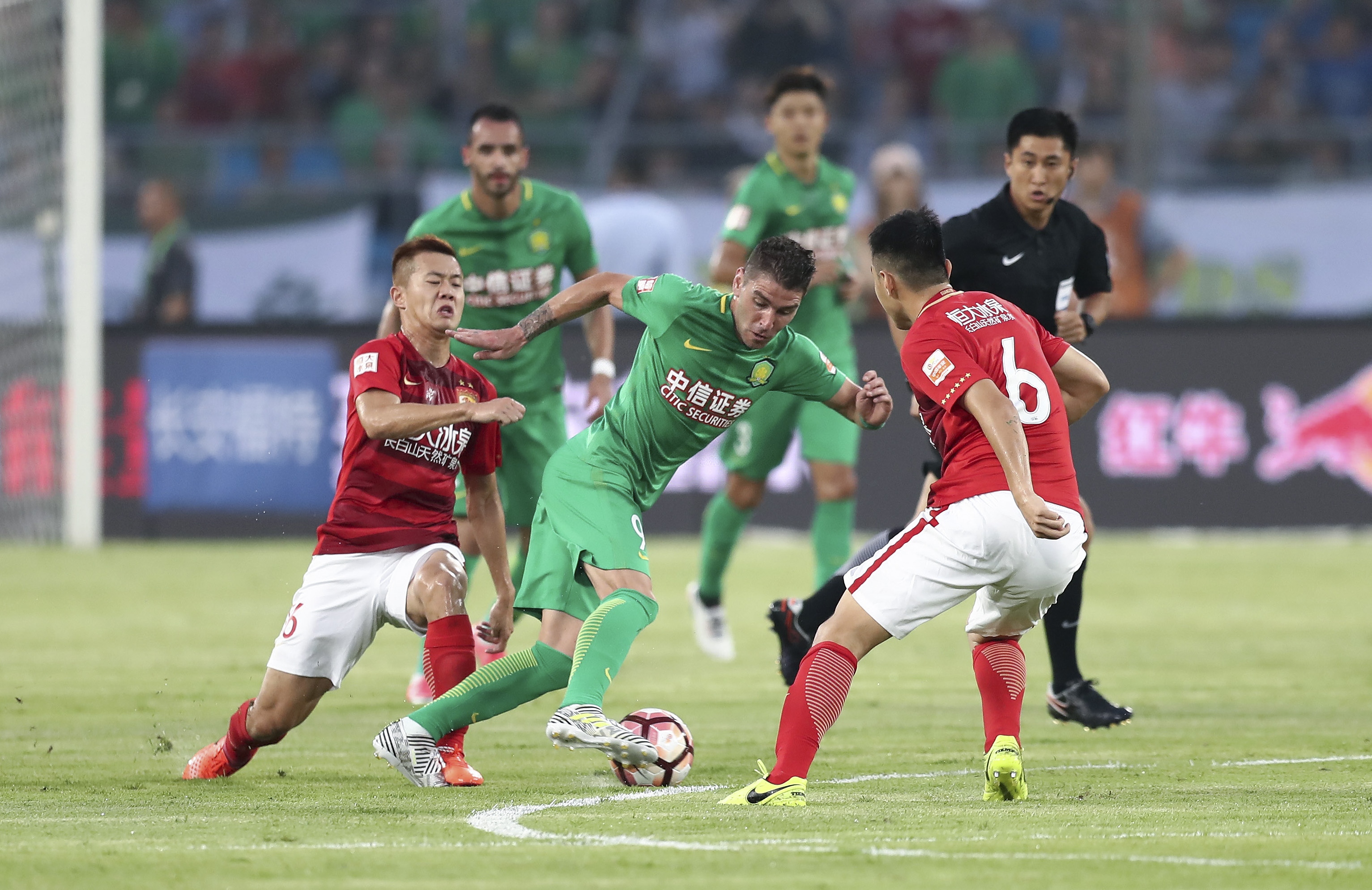 马卡：阿诺德在皇马重现双重性，进攻创造力与防守隐患并存（马卡：阿诺德在皇马攻防两面性凸显，进攻创意十足却埋下防守隐患）