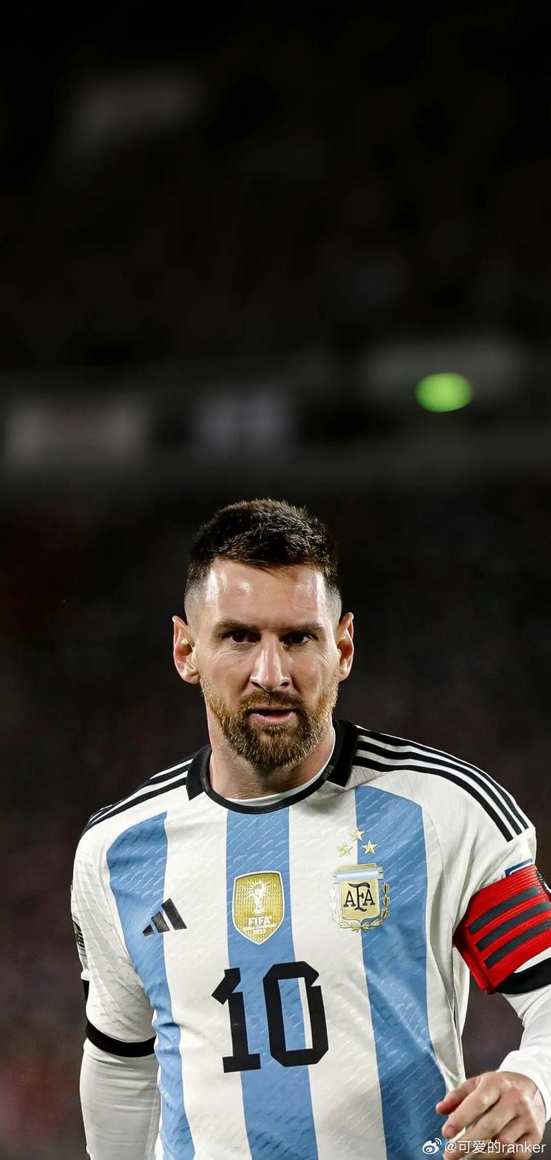 跟队记者：VAR竟然认为米兰对阵帕尔马时的点球是萨56的犯规（队记：VAR认定米兰对帕尔马那粒点球源于萨56犯规）